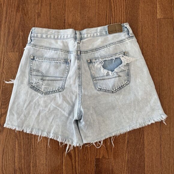 American Eagle Mom Shorts Women’s Size 4 Relaxed Fit Light Wash Destroyed Denim - Picture 2 of 8